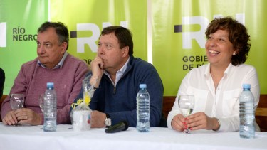 Weretilneck hoy presidió la partura de sobres por una obra turística en Bariloche junto a Carreras y Gennuso. (Foto: Alfredo Leiva)