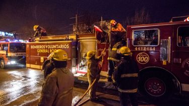 Vecinos apagaron un principio de incendio en la zona norte de Roca