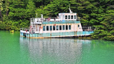 Dos catamaranes se encuentran abandonados y generando un riesgo ambiental en el lago Frías. Hoy fueron rematados. Archivo