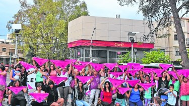 Empoderadas y con objetivos muy claros, la lucha feminista continúa firme en pos de lograr resultados.  (Archivo Juan Thomes).-