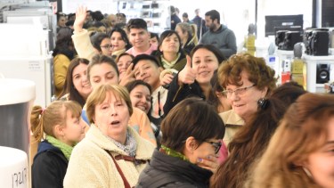 Una extensa fila de personas espera por su entrada en el local de Musimundo. Foto Juan Thomes