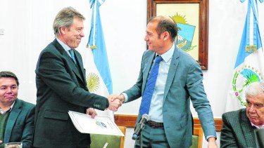 La provincia del Neuquén suma dos concesiones no convencionales
La petrolera del Grupo Techint redobló la apuesta y se quedó con dos nuevas concesiones para la explotación de hidrocarburos.