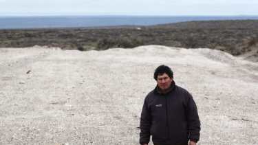 El criancero Walter Cárdenas reclama que la empresa deje de trabajar sobre  el campo de su familia. 