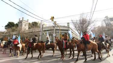 Los jinetes marcharon a caballo por todo Neuquén hasta llegar a la Casa de Gobierno. (Gentileza).-