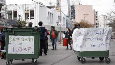 Los trabajadores cortan la calle Buenos Aires para pedir mejoras en el servicio. (Foto: Florencia Salto)
