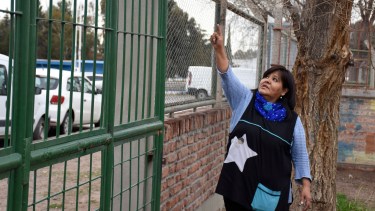 La directora, Irma Orellana, explicó que el viernes a la tarde el portón que se cayó fue soldado. (Florencia Salto).- 