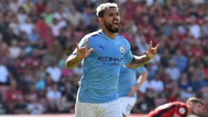 El Kun hizo dos goles para el triunfo del City y llegó a los 400