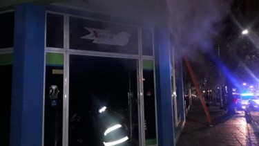 Los bomberos trabajaron en el local durante más de una hora. (foto: gentileza Todo Roca)