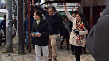 El intendente  Gustavo Gennuso en la campaña anterior con Natalia Almonacid, presidenta del Concejo y Carlos Sánchez, el único de su sector en el Deliberante. Archivo