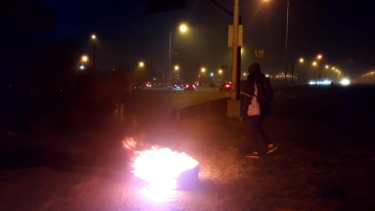 Los obreros cortaron la Ruta 7 en la rotonda de la cerámica Zanón. (Foto: Mauro Pérez.-)