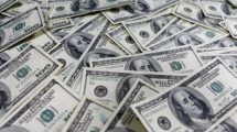 Imagen de Bajó el dólar: cerró en $59,71 tras un descenso de $2,45