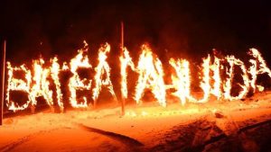 Mirá cómo baja el fuego por las laderas del Cerro Batea Mahuida