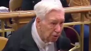 Tiene 96 años, lo acusaron de exceso de velocidad y esta fue su emotiva defensa