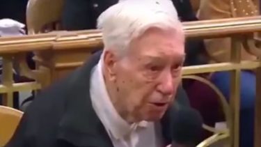 Tiene 96 años, lo acusaron de exceso de velocidad y esta fue su emotiva defensa