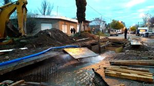 Otra impresionante fuga de agua sorprendió a los vecinos de Neuquén