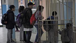 ¿La escuela del terror?: un portón ya había quebrado a una nena, antes que una puerta aplaste a otra