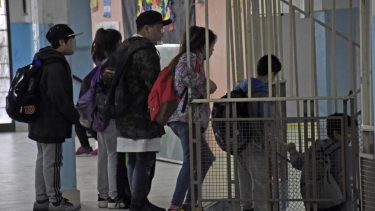 Hace tres años, un portón se cayó dos veces sobre los estudiantes y en uno de los casos podría haber terminado en una muerte. (Foto archivo Florencia Salto).-