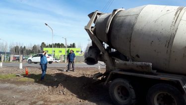 Cipolletti ya empezó a instalar uno de los semáforos sobre la Ruta 22