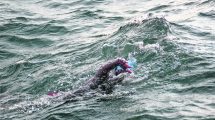 Imagen de La nadadora que desafía la inmensidad
