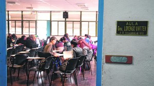 Tras el receso invernal, abandona gran parte de los universitarios