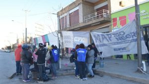 Roca: violenta ocupación en Desarrollo Social