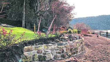 El muro en el kilómetro 16 en la costa del lago Nahuel Huapi había comenzado a ser construido a fines de junio. Archivo