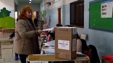 La candidata del Frente de Todos, Graciela Landriscini votó en el Colegio Brentana, en Cipolletti (Foto: Ag Cipolletti)