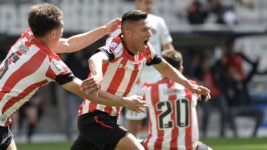 Facundo Mura se suma al festejo de Iván Gómez, quien marcó el único gol del partido.