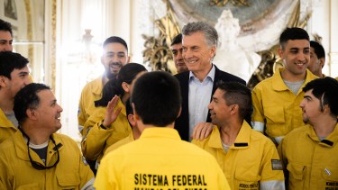 Entre los brigadistas, hay bomberos de El Bolsón, Lago Puelo y Las Golondrinas. Foto Télam