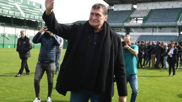 Julio César falcioni saluda a los hinchas en el estadio Florencio Sola.