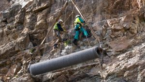 Protegen con mallas el cerro sobre la ruta a La Angostura