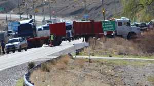Los mineros siguen en la ruta y un camionero montó un contrapiquete