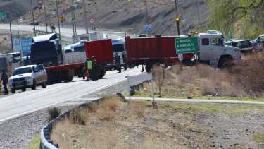 El camión atravesado que bloquea la ruta 40. Foto: Facebook @Gatuxoo