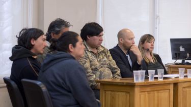 Los imputados por el homicidio de Alexander Painefil, junto al defensor oficial Marcos Cicciarello. Foto: Marcelo Martínez