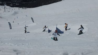 El Banked Slalom Catedral se realizó ayer en el Snow Park del cerro. Gentileza