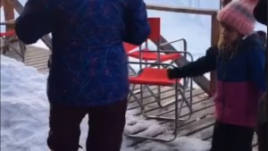 Esta nena tiró unos pasos cuando se enteró que el Batea Mahuida está abierto hasta octubre