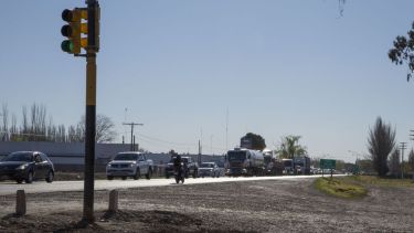 Largas filas de vehículos y muchas infracciones, el balance en el debut del semáforo sobre la Ruta 22 en Cipolletti. Foto: Agencia Cipolletti