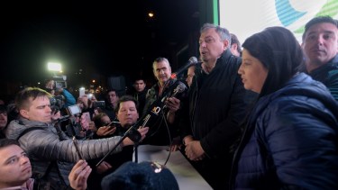 El reelecto intendente Gustavo Gennuso celebró ante la militancia. Foto: Marcelo Martínez
