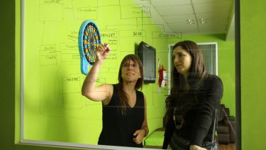 Izquierda, Sabina Schneider.