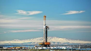 En Aguada Pichana Oeste el volcán Auca Mahuida brinda una paisaje especial a las locaciones.