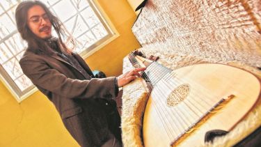 Claudio Poblete con su archilaúd, fue seleccionado por el Instituto Superior de Artes del Teatro Colón que dirige Marcelo Birman. Foto: Gonzalo Maldonado

