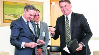 Miguel Pichetto, ayer, con el  presidente brasileño Jair Bolsonaro en el Palacio Planalto, en Brasilia.    