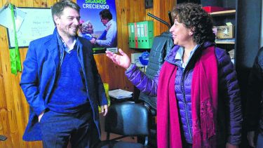 La gobernadora electa Arabela Carreras y el designado ministro de Gobierno, Rodrigo Buteler. Ayer, al mediodía, en la Casa de Juntos, en Viedma.