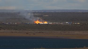 Llega un Antonov con equipos para apagar el pozo de YPF