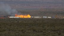 Imagen de Llegaron especialistas extranjeros para apagar el incendio en el pozo de YPF