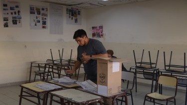 A las 18 comenzaron a abrir las urnas y desplegar las boletas únicas para el recuento. Foto: Marcelo Martínez