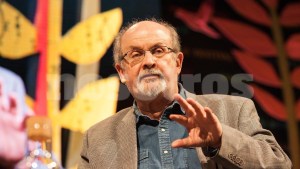 Salman Rushdie perdió un ojo y el uso de una mano tras el atentado