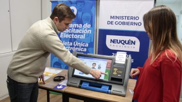 El ministro de Gobierno, Juan Pablo Prezzoli, puso en marcha el dispositivo. Foto Neuquén informa