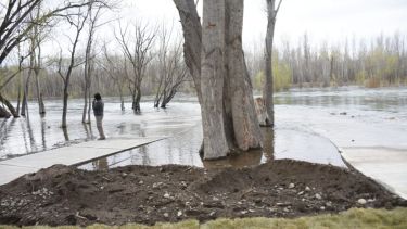 El río Limay inundó parte de la extensión del Paseo Costero que se inauguró hoy por el aniversario de Neuquén. (Florencia Salto).-