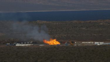Aun continúa el incendio que comenzó el 14 de septiembre en el pozo Loma La Lata Oeste X-2. Foto Archivo Juan Thomes. 